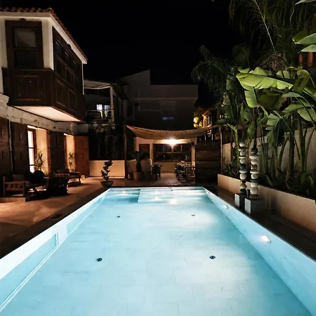 House Sola فندق