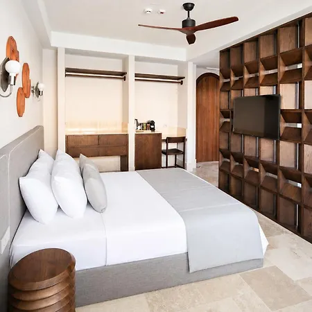 House Sola فندق